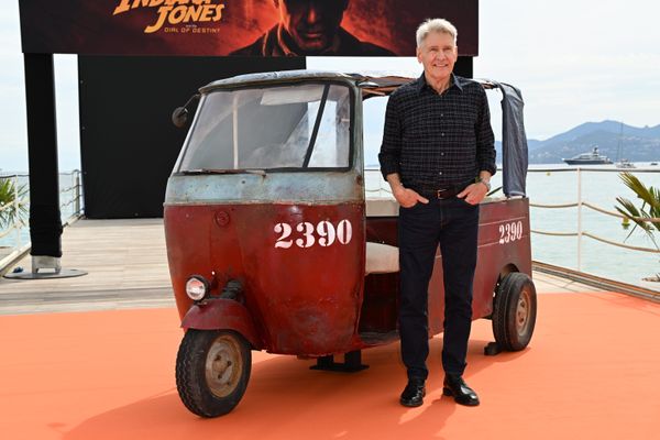 Harrison Ford sur la plage d'un grand palace ce 18 mai à Cannes.