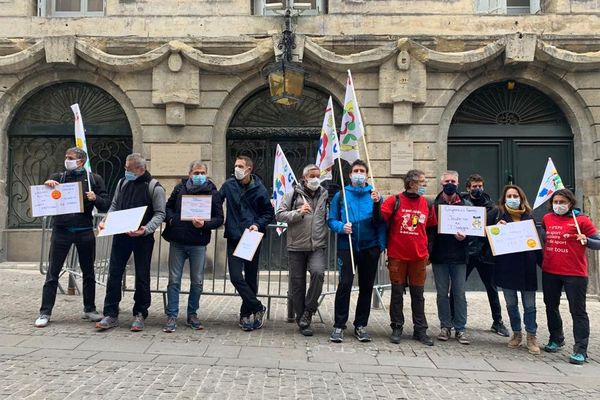 Une dizaine de professeurs d'EPS s'est rassemblée devant le rectorat de Montpellier ce mercredi pour crier leur incompréhension - 20 janvier 2021