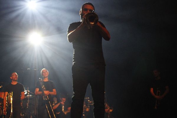 Près de 2 000 personnes sont venus applaudir Ibrahim Maalouf ce mercredi soir au Surgères Brass Festival. 