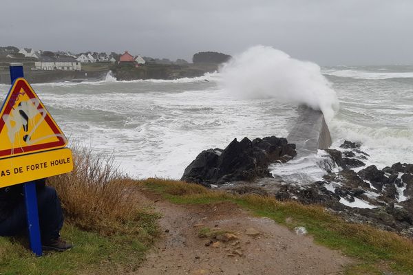 Mer démontée lors de la tempête Dennis à Clohars-Carnoët (Finistère)