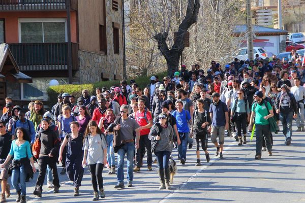 Le cortège pro-migrants à son arrivée à Briançon