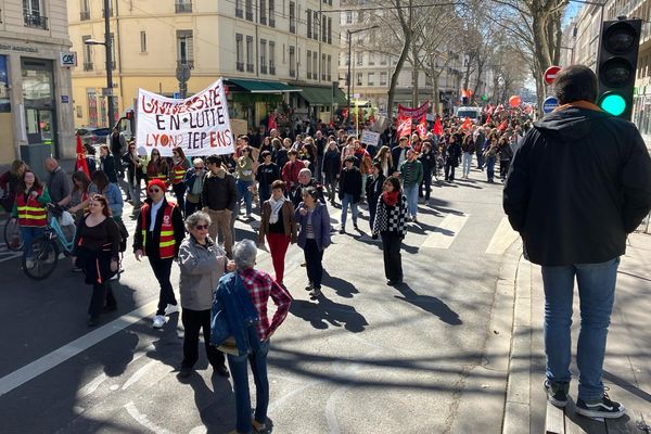 À Lyon, à la mi-journée, le cortège de l'intersyndicale a rassemblé entre 1000 et 2500 personnes.