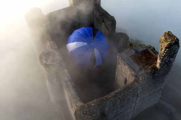 Pendant plus d'un an, la société "Les choses de l'air" a travaillé pour pouvoir faire décoller cette montgolfière depuis la forteresse royale de Najac.