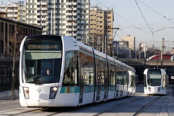 Le réseau du métro et du tramway parisien est ouvert jusqu’à environ 2h du matin