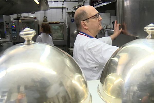 Le chef Jacques Rolancy, meilleur ouvrier de France, dans ses cuisines.