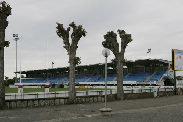 Le terrain synthétique de Bègles est dans l'enceinte du stade André Moga