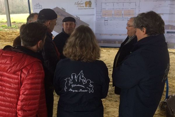 Une délégation de la fondation Brigitte Bardot visitent le chantier de la future maison de retraite pour éléphants de Saint-Nicolas-Courbefy