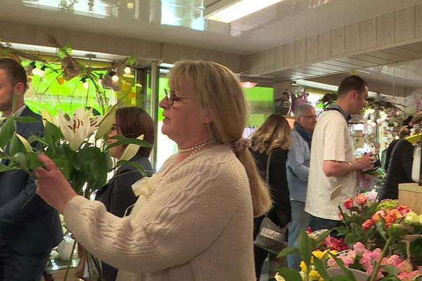 Il y a foule dans ce magasin de fleurs de Saint-Etienne-du-Rouvray (Seine-Maritime) en ce jour de fête des mères. 