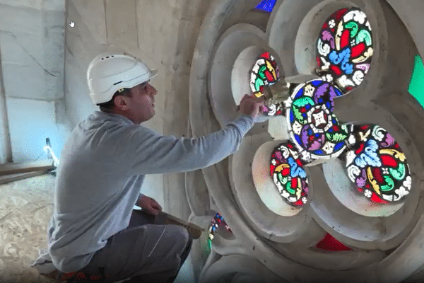 Karen Petresyan, chef de chantier en train de nettoyer les vitraux de la cathédrale Saint-Vincent.