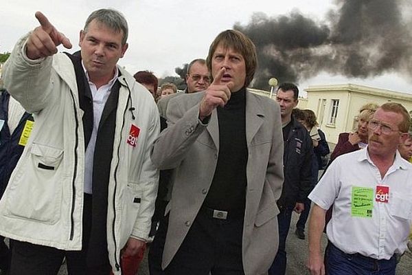 Thierry Lepaon et Bernard Thibault en septembre 2001 sur le site Moulinex de Cormelles-Le-Royal (Calvados)