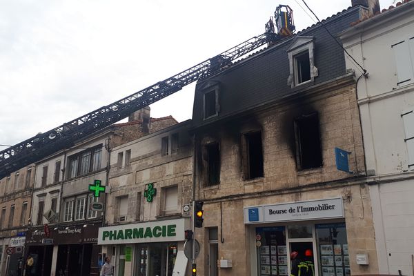 L'incendie s'est déclaré au premier étage d'un immeuble de la rue de Périgueux à Angoulême.