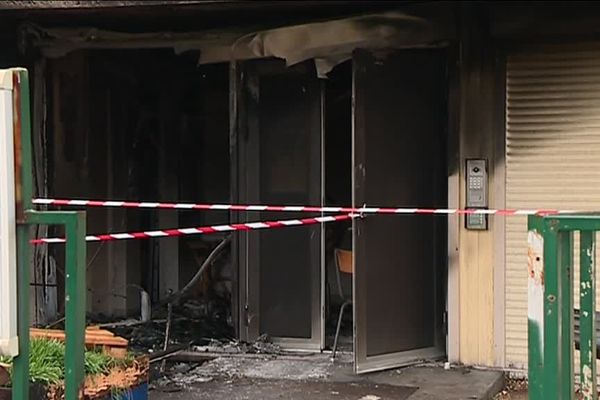 Des palettes ont été placées devant l'entrée de l'école, avant d'être incendiées. 