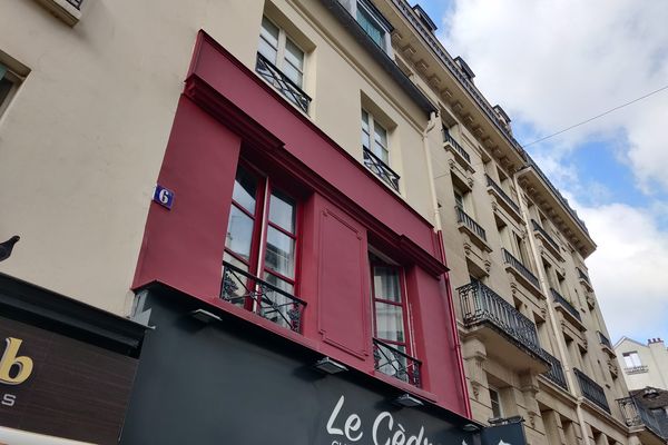 Sur cette façade de la rue Mouffetard, on pouvait auparavant observer deux bœufs et trois médaillons qui représentaient des moutons.