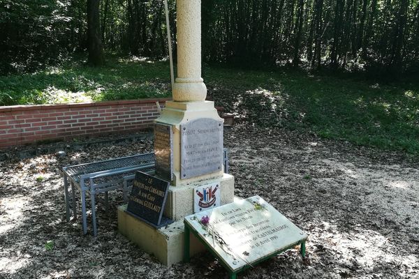 monument en hommage aux fusillés du bois de la Reulle