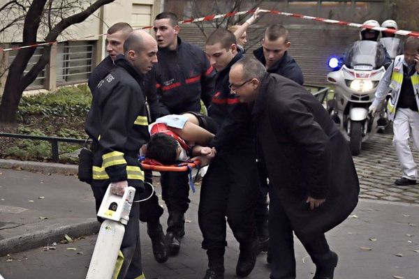 Au moins 12 morts dont 2 policiers dans l'attentat perpétré dans les locaux de Charlie Hebdo, à Paris. 