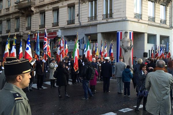 Le traditionnel dépôt de gerbes devant la statue du Veilleur de Pierre (sanctuaire de la résistance) Place Bellecour, ce vendredi matin - 11/11/2016