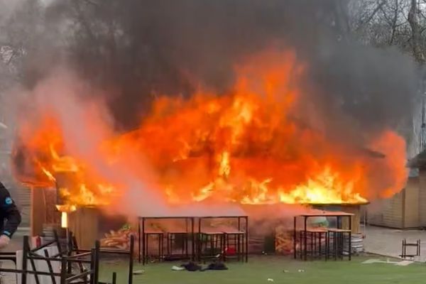 Un violent incendie s'est déclaré au marché de Noël dans un des cabanons.