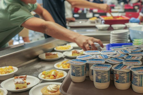 Self-service dans une cantine scolaire