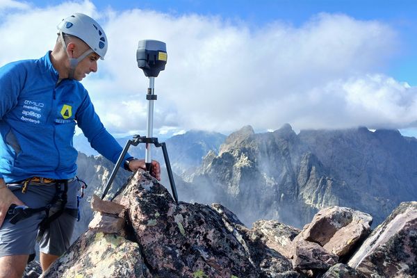 Cinq ingénieurs topographes réalisent des mesures en montagne. Ils viennent d'établir une liste de 99 sommets de 2000 mètres et plus en Corse.