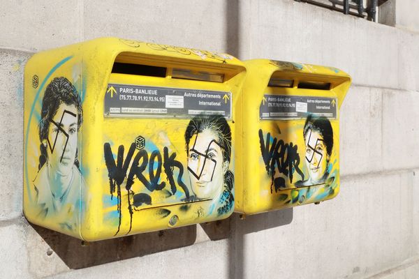 Des portraits de Simone Veil, survivante de l’Holocauste, ont été tagués de croix gammées à Paris.