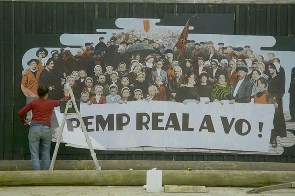 À l'occasion du centenaire des Penn Sardin, des collages en référence aux ouvrières et aux manifestants de 1924 ont été répartis dans toute la ville par l'artiste Marianne Larvol. "Pemp real a vo" , c'est le slogan qui été clamé pour réclamer 5 sous supplémentaire.