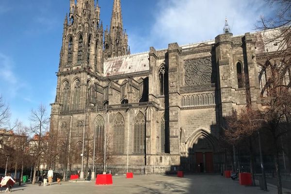 Clermont Ferrand Interdite La Messe En Plein Air N A Pas Eu Lieu Sur La Place De La Victoire