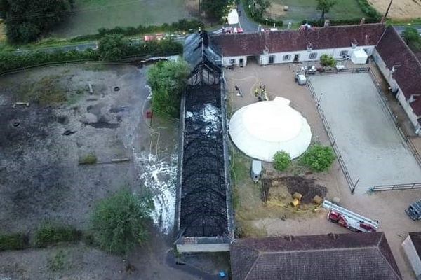 La ferme des Barrets en Loir-et-Cher ravagée par un incendie