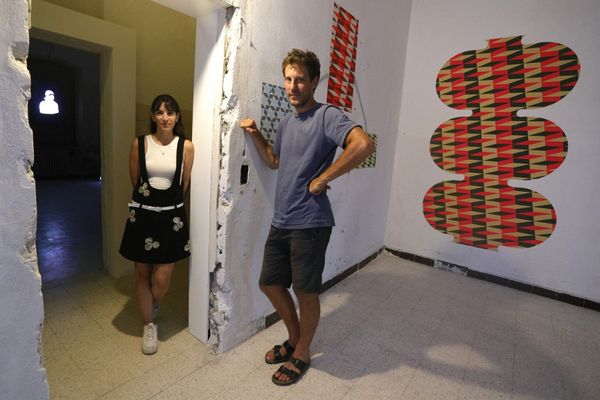 Les deux fondateurs de la biennale d'art contemporain de Bonifacio, Prisca Meslier et Dominique Marcellesi, devant une installation de Barry Mc Gee en 2022.