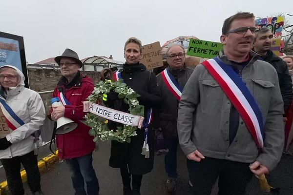 Elus et parents d'élèves mobilisés contre le projet de fermeture d'une classe à St Sulpice-les-Feuilles.