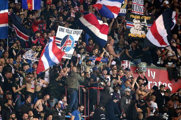 Des supporters parisiens, lors du match PSG/OM, le 23 octobre 2016.