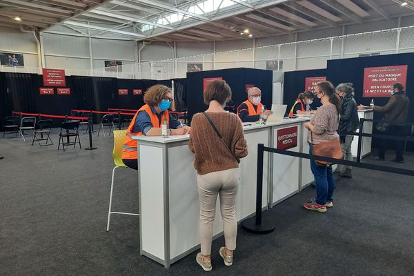 Les médecins au centre de vaccination du stade Robert poirier à Rennes reçoivent les personnes à vacciner pour un questionnaire et une évaluation médicale