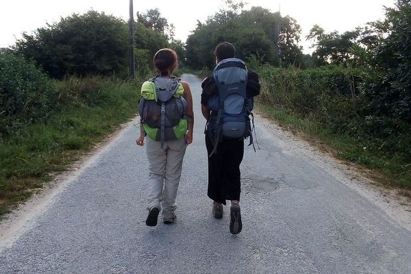 Bénédicte et Thilda sur les chemins de Compostelle en Haute-Vienne.