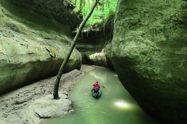 Laurent remonte en canoë la Tine de Parnant dans le département de l'Ain