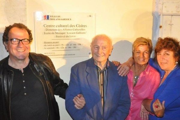 Richard et Lucien Galliano, avec Joëlle Cecchini et Marie Louise Gourdon lors des 30 ans du centre culturel des cèdres et de l'école de musique de Mouans Sartoux.
