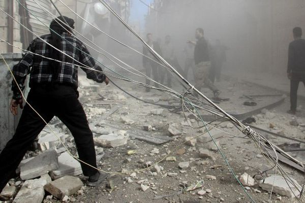 Dans les ruines d'Alep après un bombardement russe le 18 février 2016