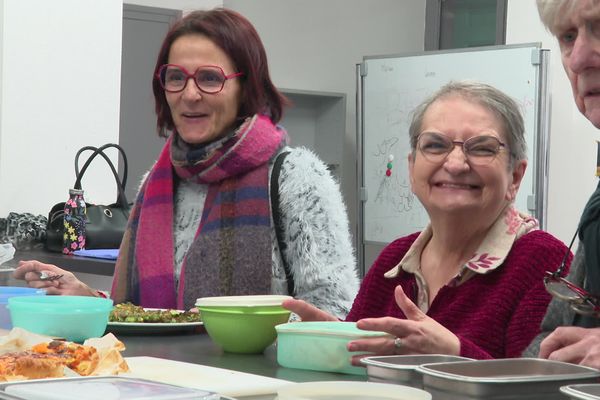 Ces personnes en rémission participent à un atelier diététique organisé par la Ligue contre le Cancer du Cantal.