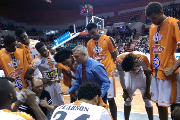 Alexandre Ménard au milieu de ses joueurs lors de la rencontre entre le MSB et Nanterre