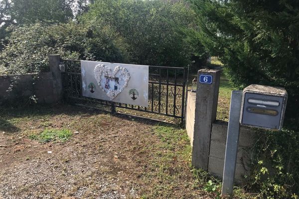 Une plaque en hommage à Fernando Mourao devant sa maison de Châteaumeillant.