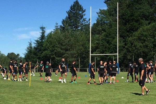 Les Brivistes se préparent au vert sous le soleil de Bugeat.