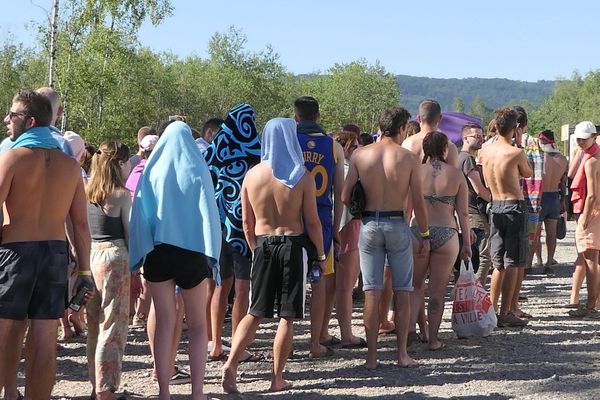 Une longue file au soleil, la douche ça se mérite aux Eurocks. 