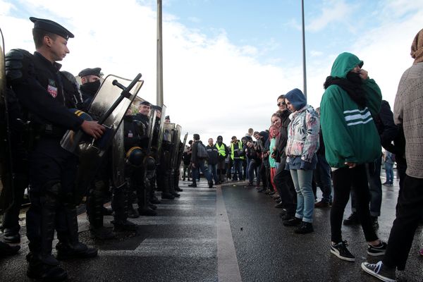 Un cordon de CRS face aux étudiants mobilisés contre la réforme de l'entrée à l'université, ce matin devant la faculté de Saint-Jérôme