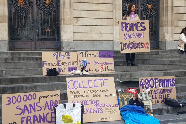 Quelques militantes de #Noustoutes se sont mobilisées sur les marches de l'Opéra de Lille.