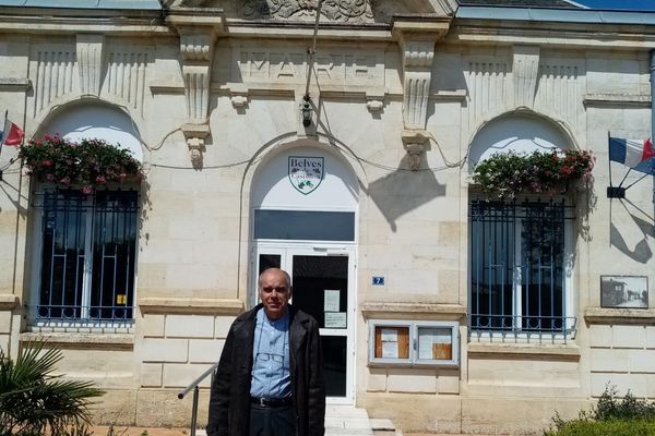 Daniel Fénélon, le maire de Belvès-de-Castillon devant sa mairie © DR