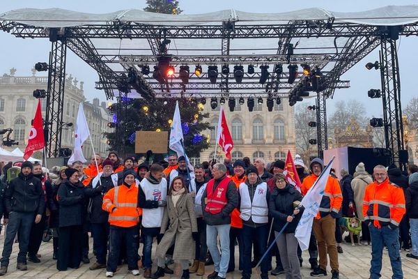 Une cinquantaine de syndicalistes munis de banderoles et de mégaphones a rejoint le public de l'émission Télématin, délocalisée à Nancy le 7 décembre 2023.