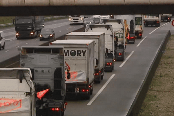 MoryGlobal : un convoi de poids lourds a mené une opération escargot aux abords de Lyon ce lundi matin, ralentissant la circulation à Lyon.  30/3/15