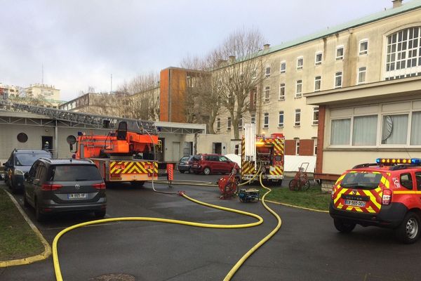 Incendie au Lycée Benjamin Franklin à Orléans. Une trentaine de pompiers est intervenue pour circonscrire le feu au restaurant scolaire. 30 janvier 2019 