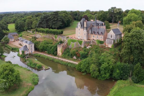 Sur la route des joyaux de la Mayenne, le château de Thevalles et son moulin