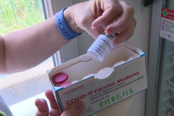 Cette pharmacie de Messigny-et-Vantoux (Côte-d'Or) n'a reçu que trois flacons de vaccin Moderna cette première semaine d'août. 