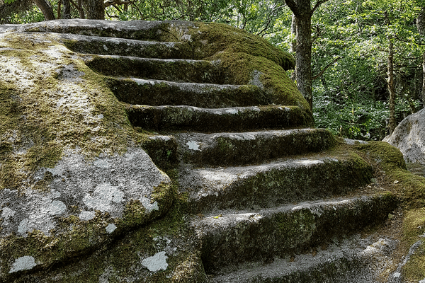  La pierre aux neuf gradins à Soubrebost en Creuse