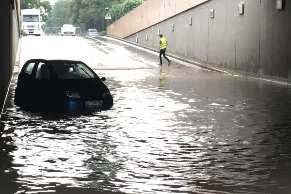 Une voiture coincée par les eaux sous le pont Fléchambault, à Reims.